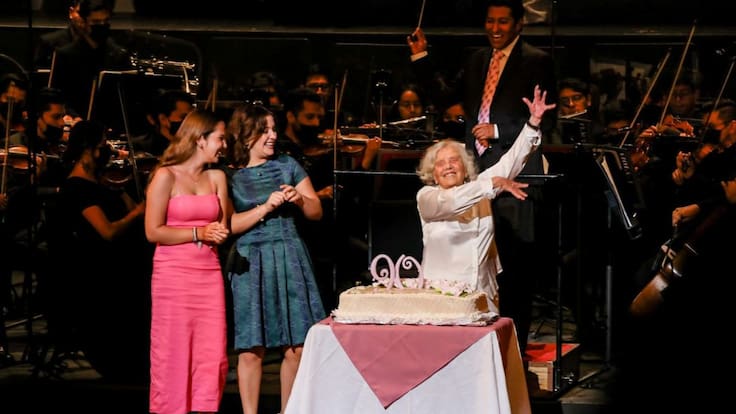 Elena Poniatowska celebra sus 90 años en Bella Artes
