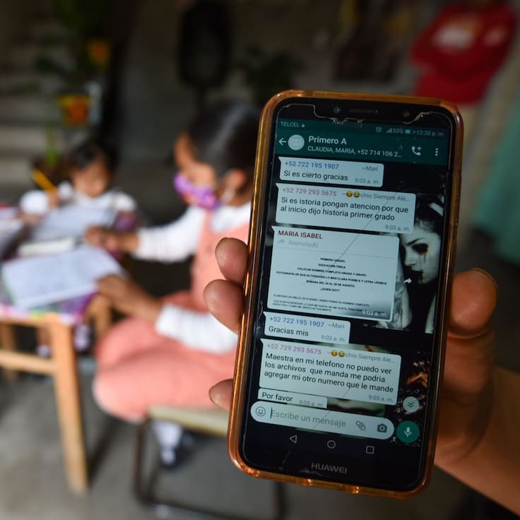 Celulares en las escuelas: Clara Brugada propone casilleros para guardar teléfonos durante clases en CDMX