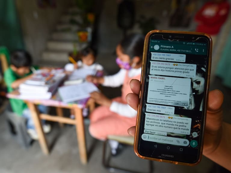 SEP inicia consulta nacional a docentes sobre celulares y carrera magisterial