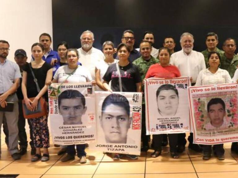 Padres de los 43 normalistas inspeccionan batallón de Iguala