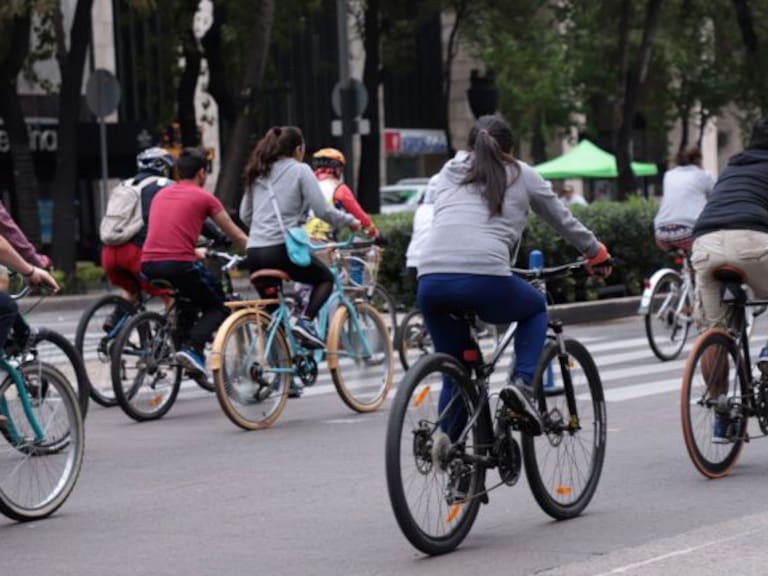 Entregan placas reflejantes a ciclistas por el Día Mundial Sin Auto