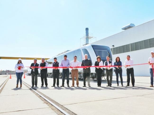 Presentan los vagones de la Línea 3; aseguran va en tiempo y forma