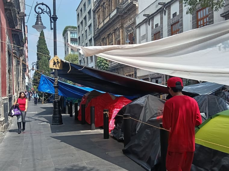Comerciantes denuncian pérdidas de 40 mdp diarios por plantón.