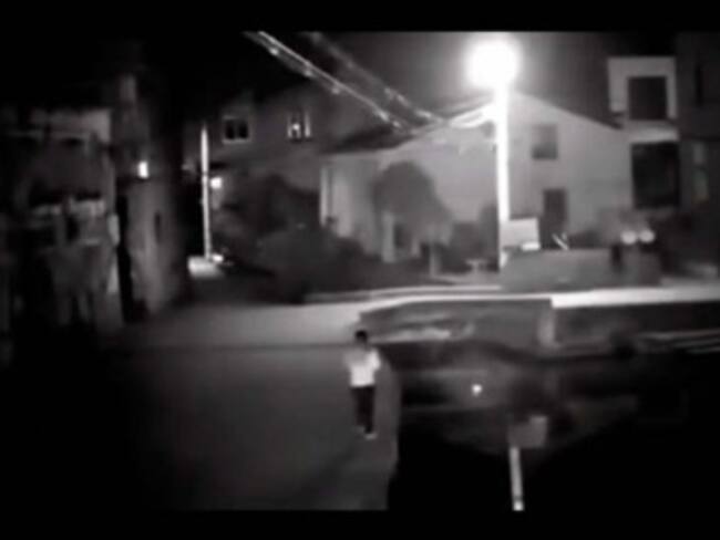 Mujer muere ahogada por andar distraída con su celular