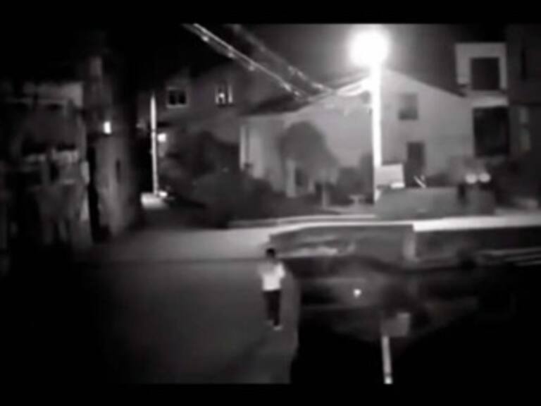 Mujer muere ahogada por andar distraída con su celular