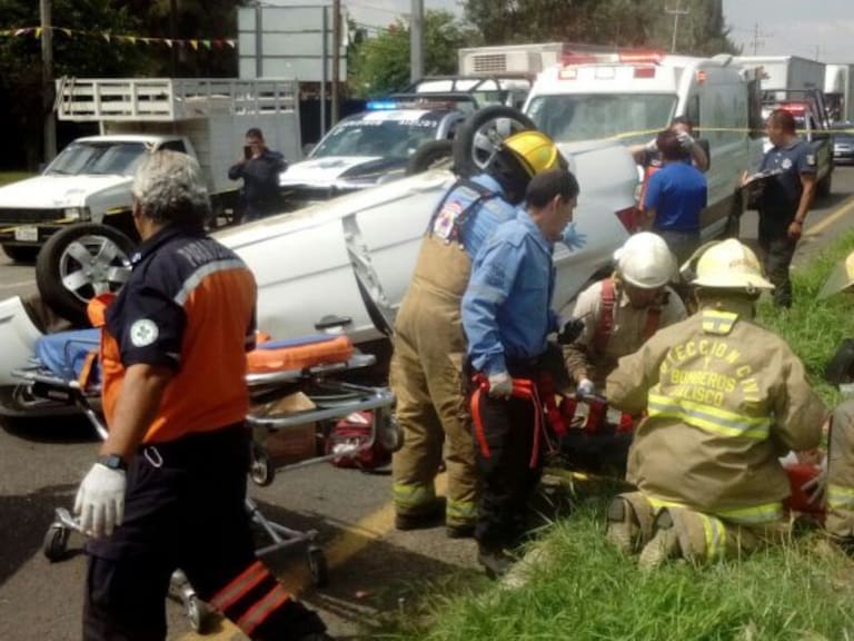 Una volcadura deja un muerto y cuatro lesionados en Tlajomulco