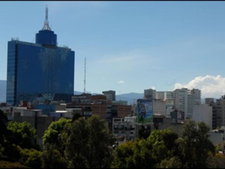 Prevén día caluroso con lluvia en el Valle de México