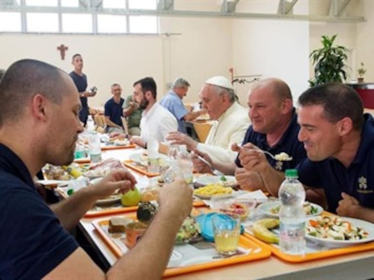 Papa Francisco come con empleados del Vaticano