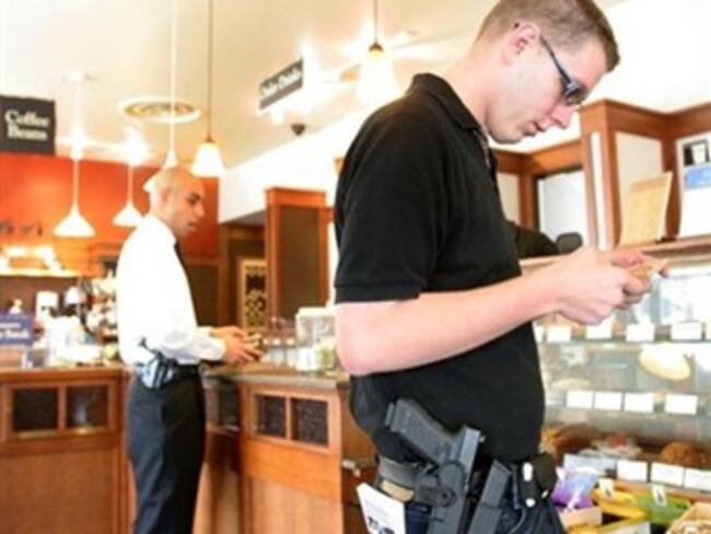 Más fácil que nunca obtener permisos para portar armas en EU: NYT