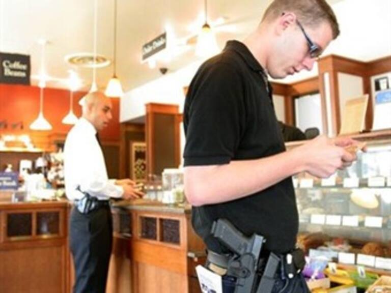 Más fácil que nunca obtener permisos para portar armas en EU: NYT