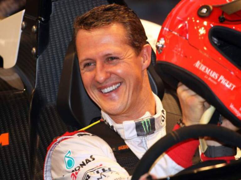 Un paparazzi ofrece a los medios una imagen de Michael Schumacher