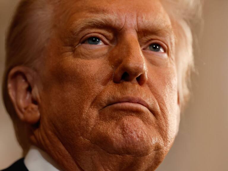 Estados Unidos impondrá medidas comerciales y diplomáticas tras la negativa de Colombia a recibir vuelos con migrantes deportados.