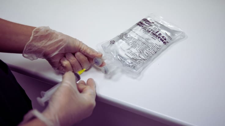 Seis muertes en Hermosillo: Fiscalía investiga al mismo doctor por recetar sueros vitaminados