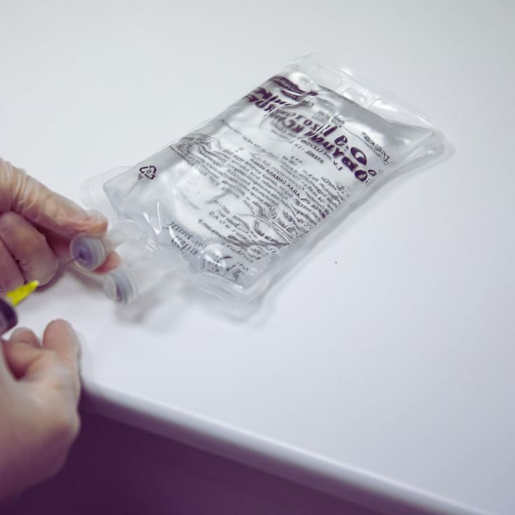 Seis muertes en Hermosillo: Fiscalía investiga al mismo doctor por recetar sueros vitaminados