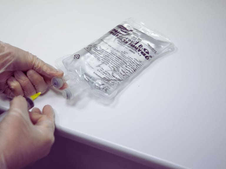 Sueros vitaminados bajo la lupa: seis fallecidos y un médico investigado. Getty Images