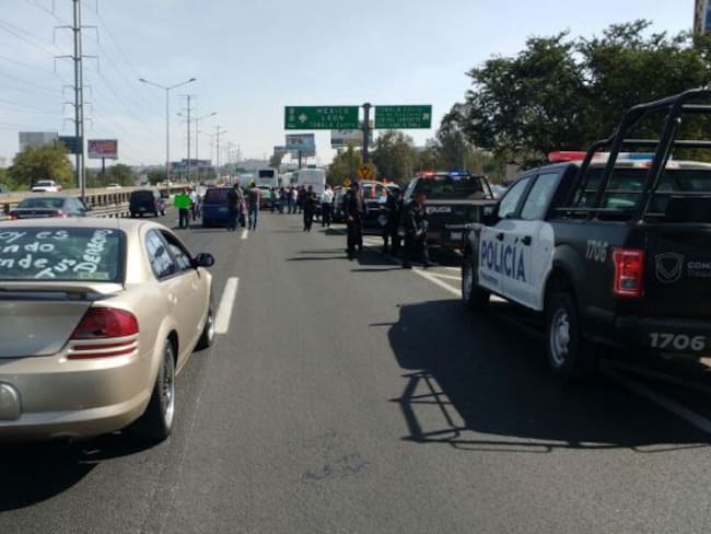 Por segundo día, manifestantes toman caseta de autopista a Zapotlanejo