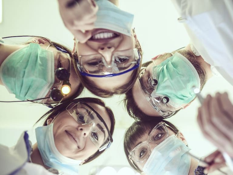 Más de la mitad de los mexicanos tienen los dientes chuecos