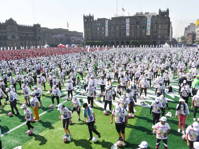 CDMX rompe Récord Guinness: Más de 9 mil personas en la clase de fútbol más grande del mundo