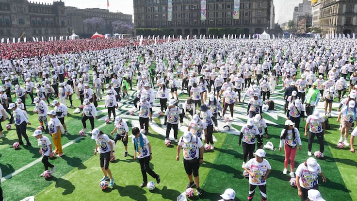 CDMX rompe Récord Guinness: Más de 9 mil personas en la clase de fútbol más grande del mundo