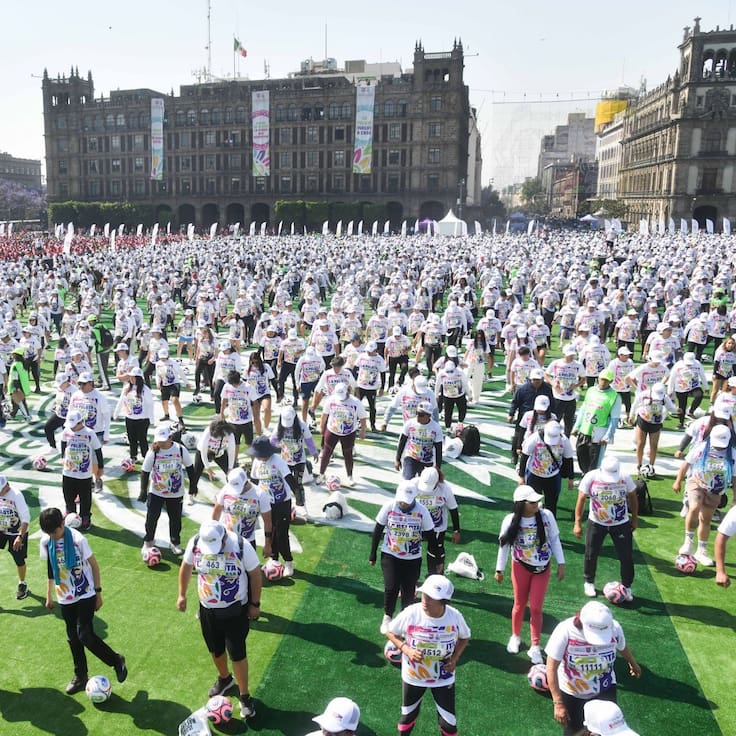 CDMX rompe Récord Guinness: Más de 9 mil personas en la clase de fútbol más grande del mundo