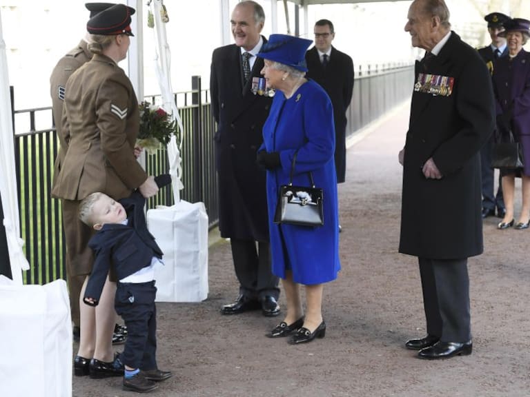 Niño hace berrinche frente a la reina Isabel II