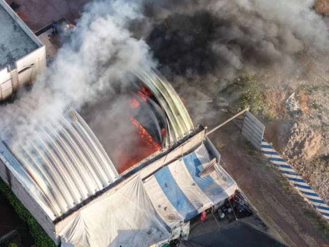 Bodega se incendia en Tultepec: Protección Civil descarta muertos y heridos en el barrio de San Martín