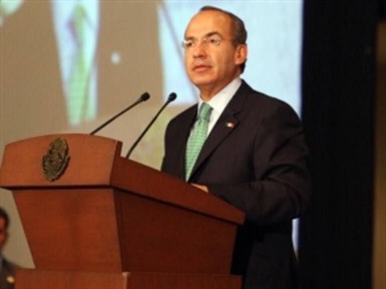 Encabeza Calderón homenaje a su padre en Michoacán