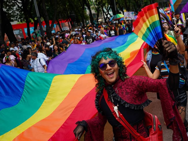 Marcha LGBT+ CDMX 2026: La guía definitiva de cierres, horarios y artistas para el Pride