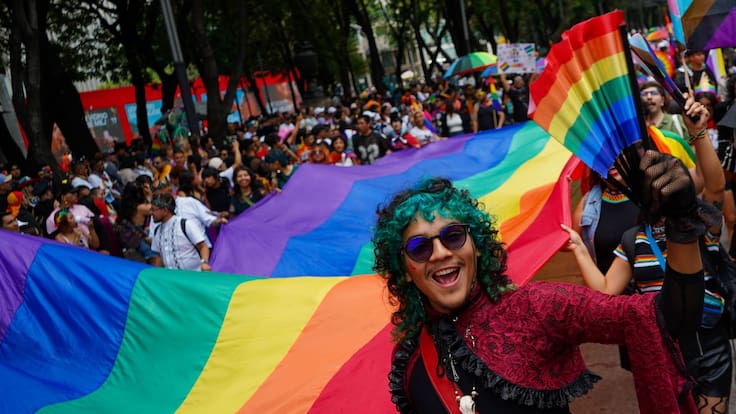 Marcha LGBT+ CDMX 2026: La guía definitiva de cierres, horarios y artistas para el Pride