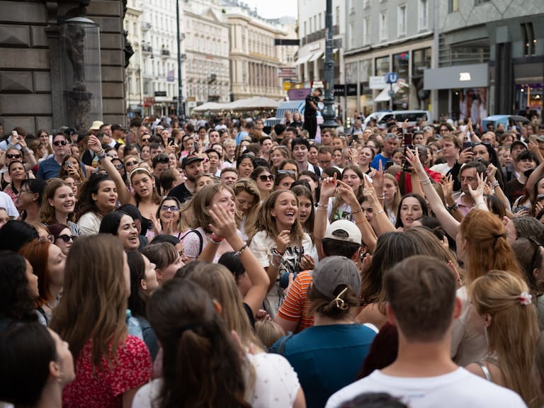 Fans de Taylor Swift cantan al unísono en calles de Viena.