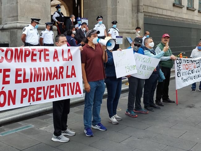 Militantes de Morena rechazan invalidación de prisión preventiva oficiosa