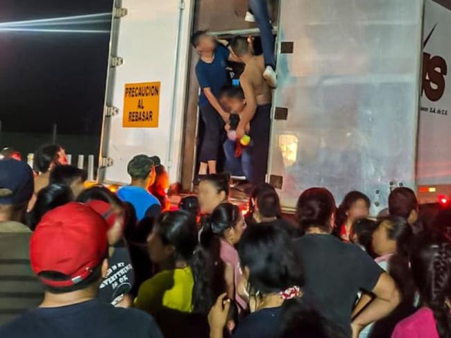 Localizan a 350 migrantes en caja de tráiler en Veracruz