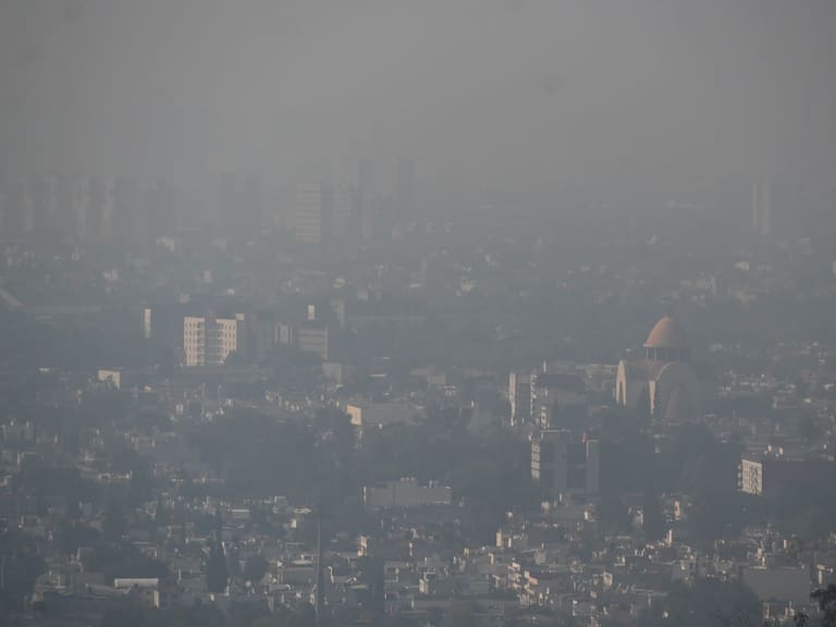 CIUDAD DE MÉXICO, 01ENERO2024.- La zona norte de la capital muestra poca visibilidad ante los altos niveles de contaminación. FOTO: DANIEL AUGUSTO/CUARTOSCURO.COM
