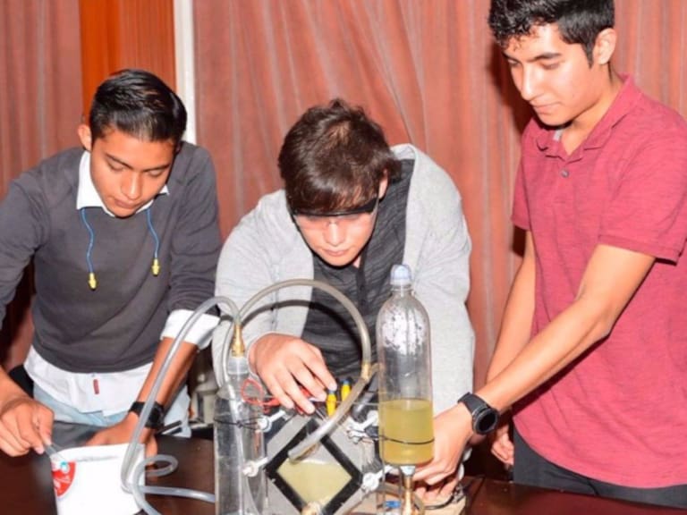 Estudiantes mexicanos logran convertir agua en combustible