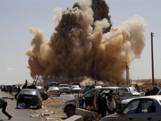 Bombardea Gadafi el bastión rebelde de Bengazi