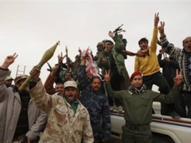 Rebeldes rechazan transición liderada por hijo de Gadafi