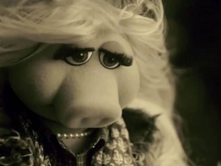 Peggy hace una gran parodia de "Hello" de Adele