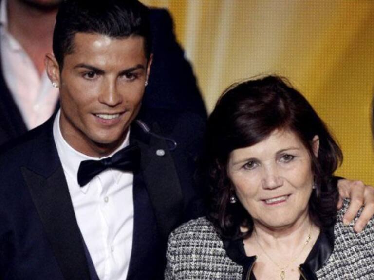 El futbolista portugués Cristiano Ronaldo acompañado de su madre Dolores Aveiro