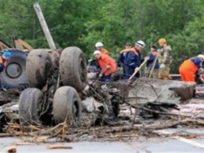 Mueren 36 personas al estrellarse avión de pasajeros en Rusia