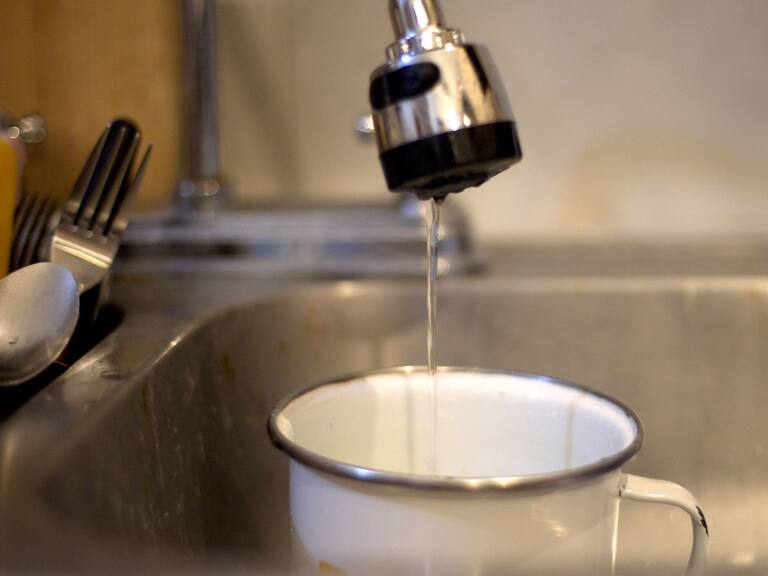 La dependencia señaló que desde que se detectó una baja de presión en el suministro de agua, iniciaron los trabajos técnicos para atender el problema.