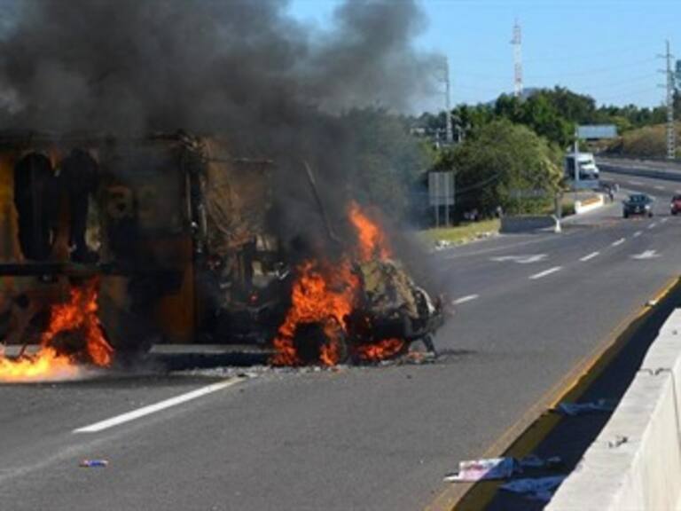 Queman autos en Michoacán