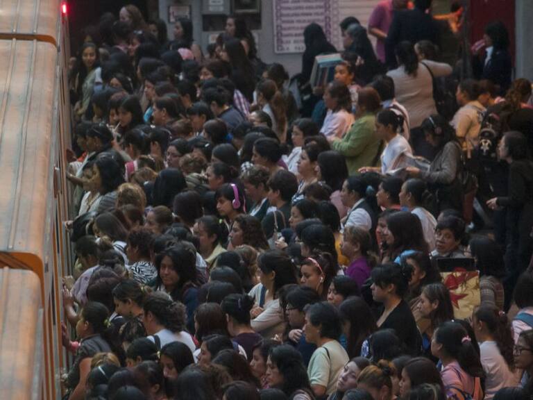 Colapsa Línea B del Metro por afluencia de usuarios