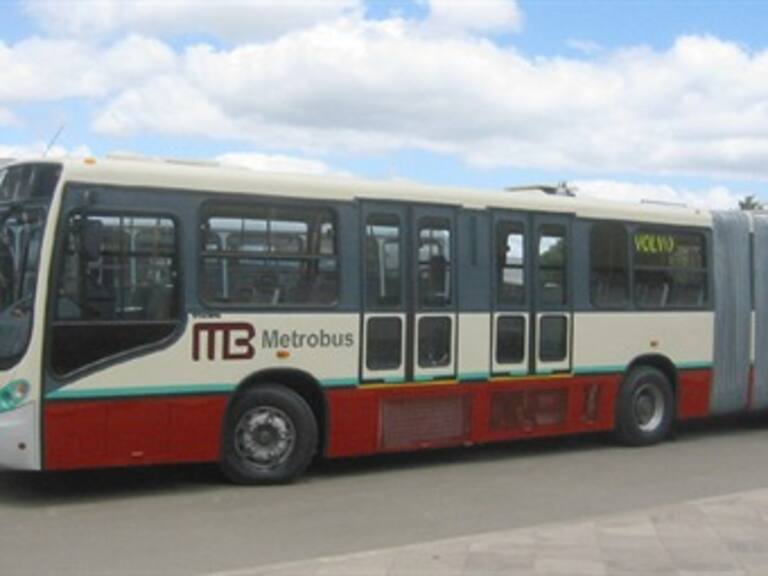 Arrolla Metrobús a persona en Insurgentes