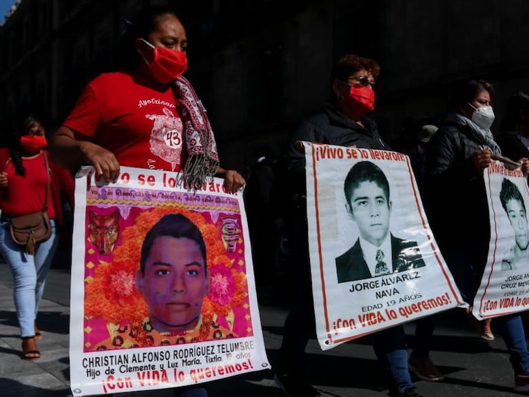 AMLO recibe en privado a padres de los 43 normalistas de Ayotzinapa