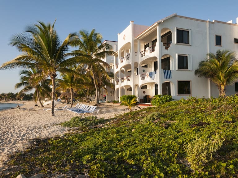 La vivienda fraccional crece en México ante el alza de precios, pero especialistas advierten riesgos si no se regula adecuadamente, ya que el crecimiento del modelo no garantiza su viabilidad.