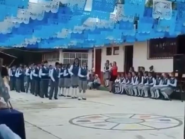 Ya no es como antes; maestra pone baile de graduación al ritmo de cumbia