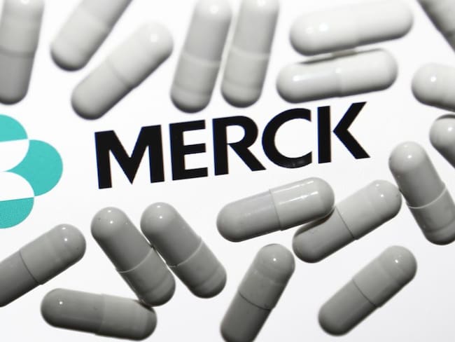 Reino Unido autoriza píldora de Merck contra COVID-19