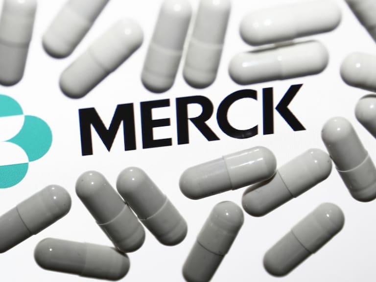 Reino Unido autoriza píldora de Merck contra COVID-19