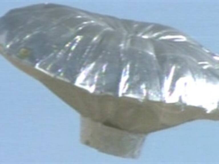 Niño de seis años sale volando en globo experimental por accidente