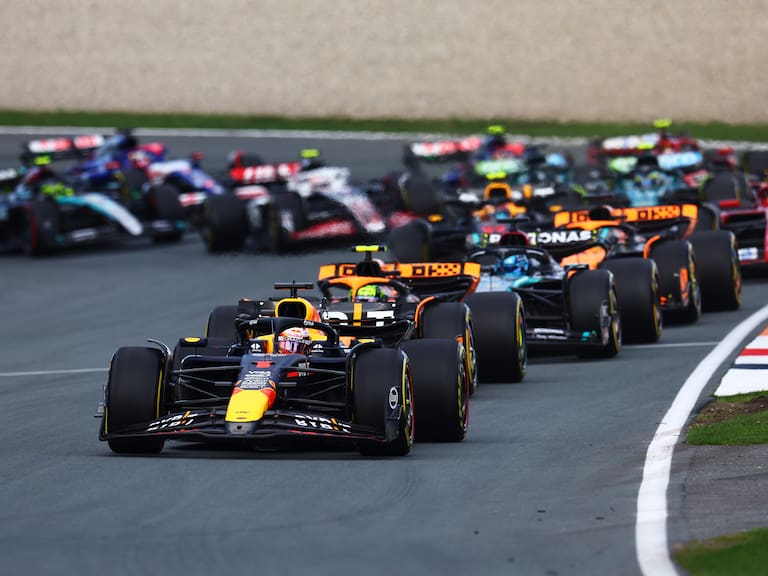 ZANDVOORT, NETHERLANDS - AUGUST 25: Max Verstappen of the Netherlands driving the (1) Oracle Red Bull Racing RB20 leads Lando Norris of Great Britain driving the (4) McLaren MCL38 Mercedes at the start during the F1 Grand Prix of Netherlands at Circuit Zandvoort on August 25, 2024 in Zandvoort, Netherlands. (Photo by Clive Rose/Getty Images)